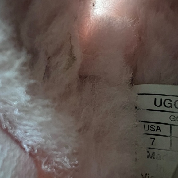 Ugg slippers size 7, worn but look great - Picture 3 of 3